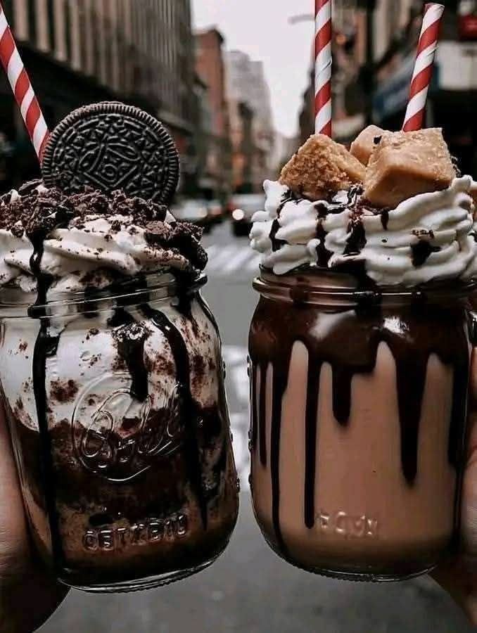 The Best Cookies & Cream Milkshake (Only 5 Minutes to Make!)